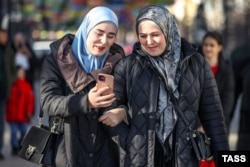 Жители Грозного во время прогулки по Аллее парящих зонтиков, фото ТАСС