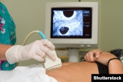 Ультразвуковой исследование на ранних сроках беременности. Иллюстративное фото