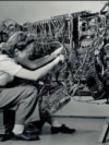 Женщина чинит один из первых компьютеров IBM, 1948 год