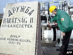 Венгерский инженер работает на приемной площадке нефтепровода "Дружба" на нефтеперерабатывающем заводе к югу от Будапешта. (архивное фото)