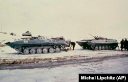 Советская тяжелая бронетехника на заснеженных предгорьях Афганистана в небольшом лагере недалеко от Кабула, 7 января 1980 года, фото AP