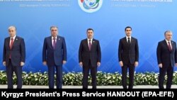  Лидеры стран Центральной Азии (слева направо): президент Казахстана Касым-Жомарт Токаев, президент Таджикистана Эмомали Рахмон, президент Кыргызстана Садыр Жапаров, президент Туркменистана Сердар Бердымухамедов, президент Узбекистана Шавкат Мирзиёев, 21 июля 2022 года