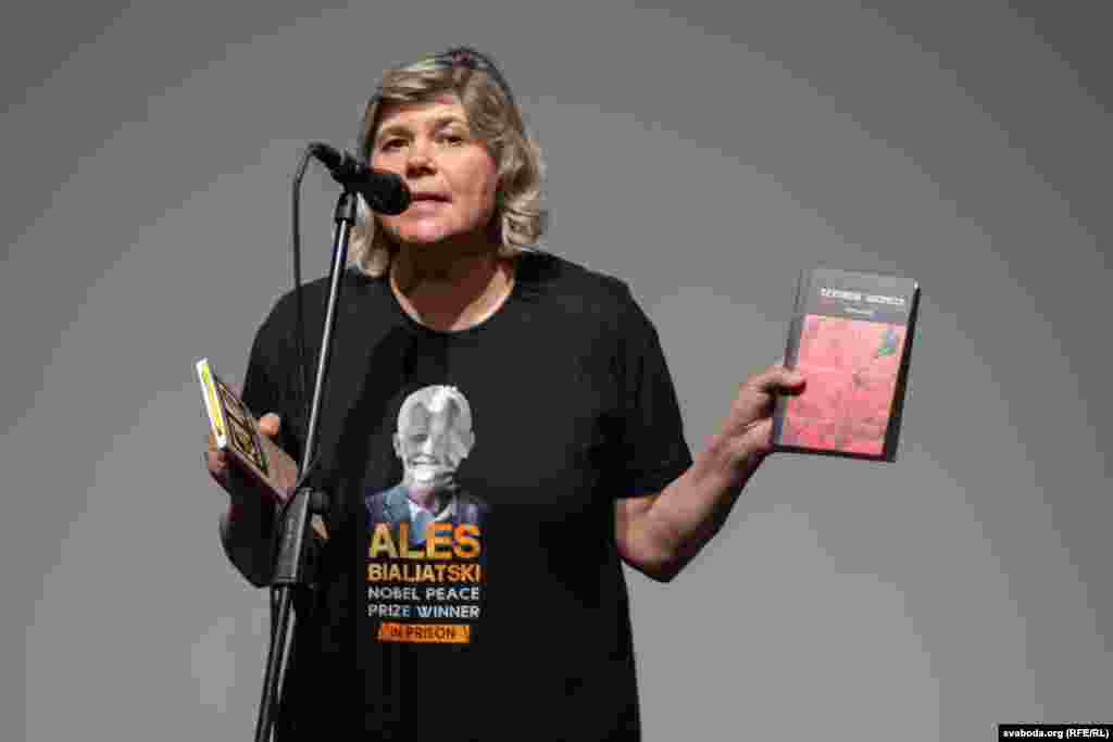 Правозащитница Елена Лаптенок на открытии выставки