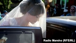 Девушка покидает отчий дом, 2015 год