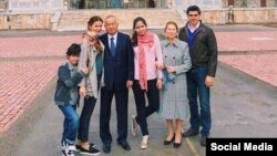 Лола Каримова-Тилляева (вторая слева) с родителями, супругом Тимуром Тилляевым (крайний справа) и детьми Марьям и Умаром