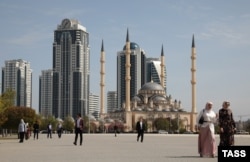 Женщины в центре Грозного. На дальнем плане – мечеть "Сердце Чечни" и здания комплекса "Грозный Сити". Фото ТАСС, 19 апреля 2021 года