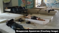 В миграционном хорватском лагере в Порине