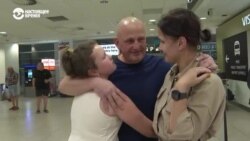 "Я счастлив, что я свободный человек". Освобожденный журналист Радио Свобода Владислав Есипенко воссоединился с семьей