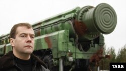 Дмитрий Медведев в должности президента РФ у ракетного комплексе "Тополь" (SS-25) на космодроме Плесецк в России в октябре 2008 года