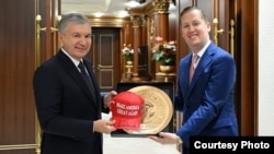 Президент Узбекистана Шавкат Мирзиеев (слева) и спецпосланник США по делам Южной и Центральной Азии Серджио Гор. Фото пресс-службы президента Узбекистана