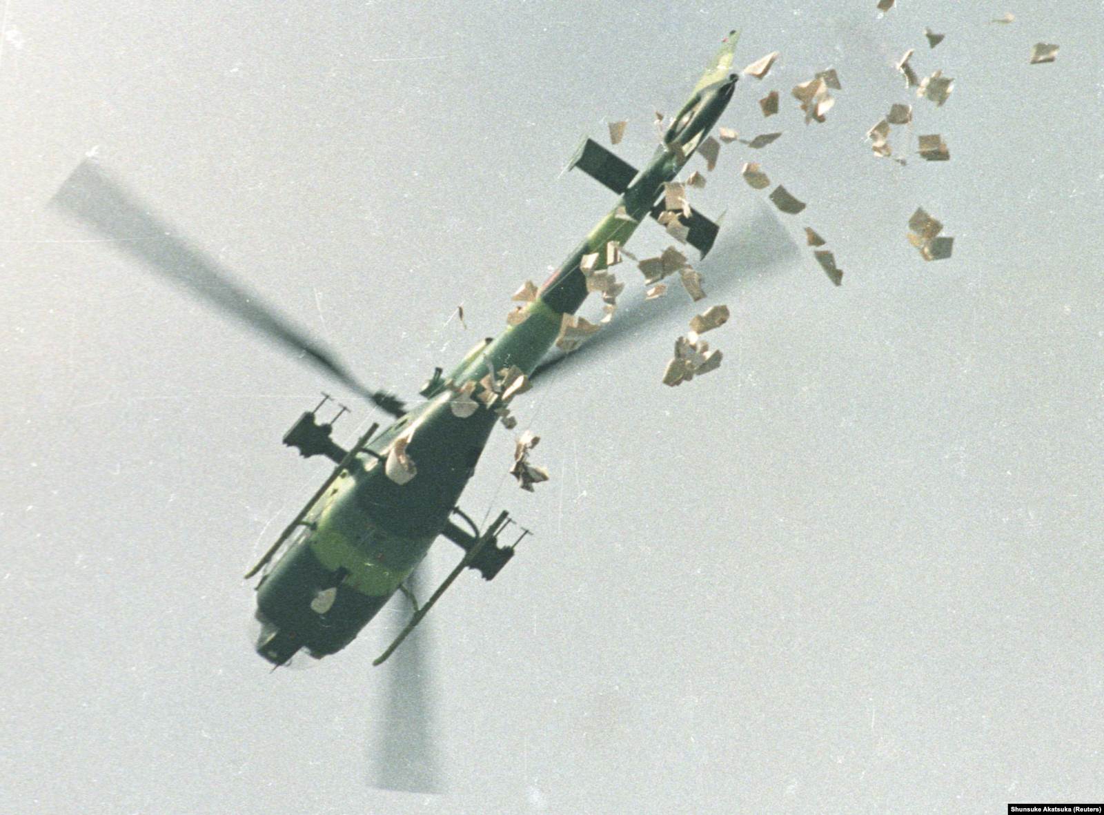 Тікұшақ наразыларға парақша шашып жатқан сәт. 