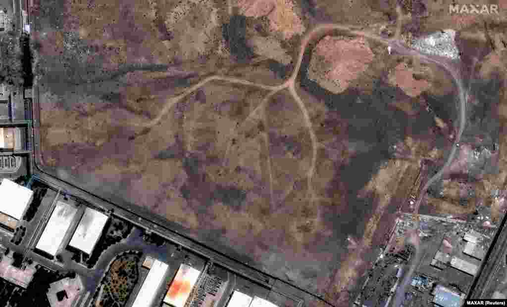 Снимок ядерного объекта в Натанзе до и после удара, виден кратер от бомбы 