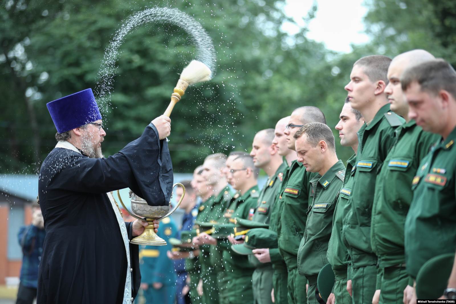 Призывники в военкомате во время окропления святой водой. 5 июля 2019 года. Фото: ТАСС
