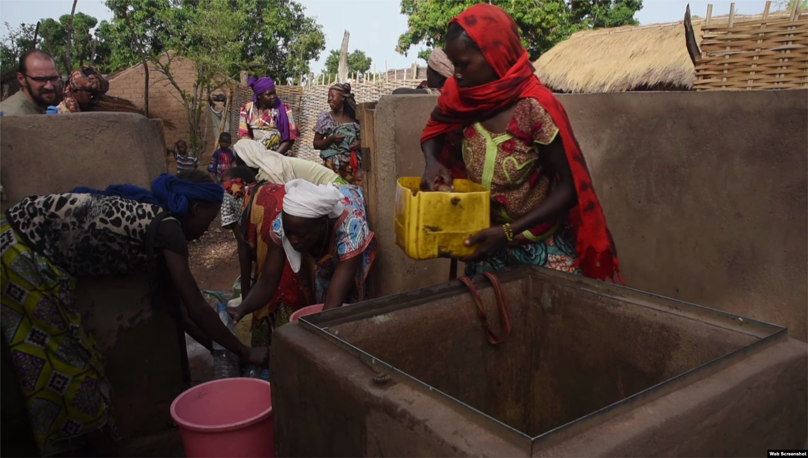 Слева вверху — сотрудник РИА ФАН Кирилл Романовский в кадре коллеги во время съемок фильма о конвое в ЦАР