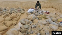 Рабочий на руднике по добыче редкоземельных металлов в уезде Наньчэн китайской провинции Цзянси