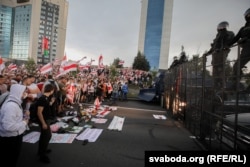 Протестующие напротив укреплений силовиков в Минске. 30 августа 20202