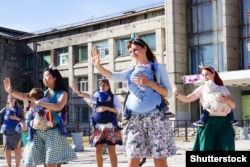 Флешмоб Dancing Unite: мамы с детьми в слингах и беременные женщины танцуют в честь Всемирной недели слинга, Комсомольск, 17 сентября 2019 года