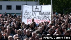 Протесты в Вильнюсе под слоганом: "Руки прочь от наших домов, паразиты"