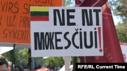 Протесты в Вильнюсе с плакатами "Нет налогу на недвижимость!"