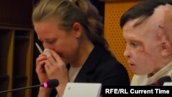 Переводчица Европарламента плачет от рассказа 11-летнего украинского мальчика с тяжелейшими ожогами 