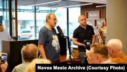 Денис Билунов, политик Андрей Пивоваров и Юрий Татарский (за колонной) в "Новом месте"