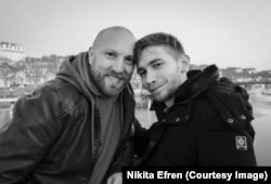 Алексей со своим партнером. Фото из проекта "ИСХОДники", фотограф – Никита Эрфен