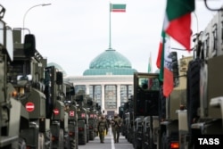 Военнослужащие во время смотра войск и военной техники в резиденции главы Чеченской Республики Рамзана Кадырова. Фото ТАСС, 5 января 2024 года